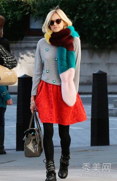 欧美街拍上演红裙搭配秀 打造秋冬气质时尚